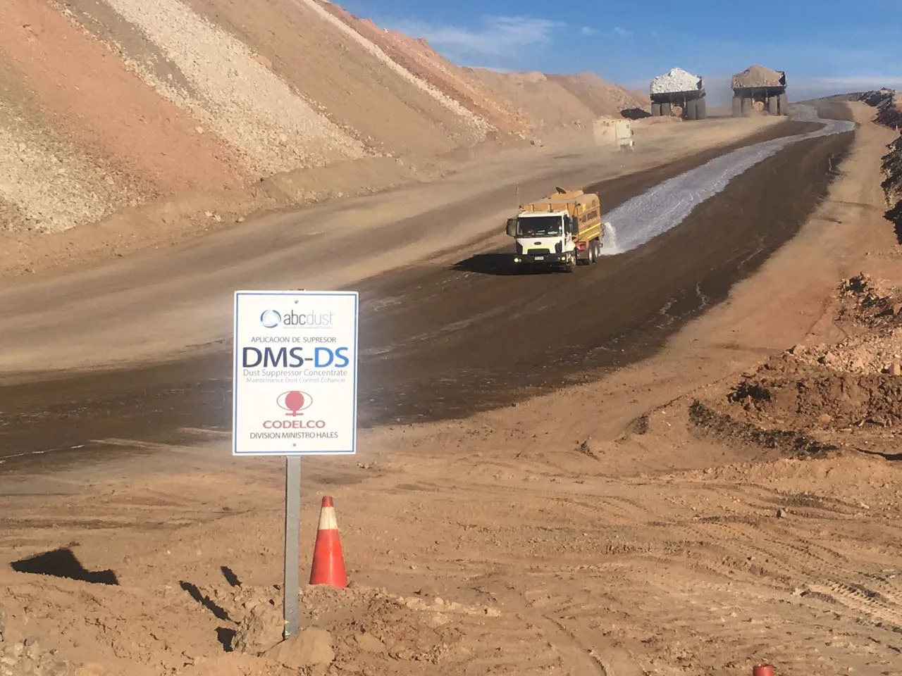 poeira controlando uma estrada de mineração