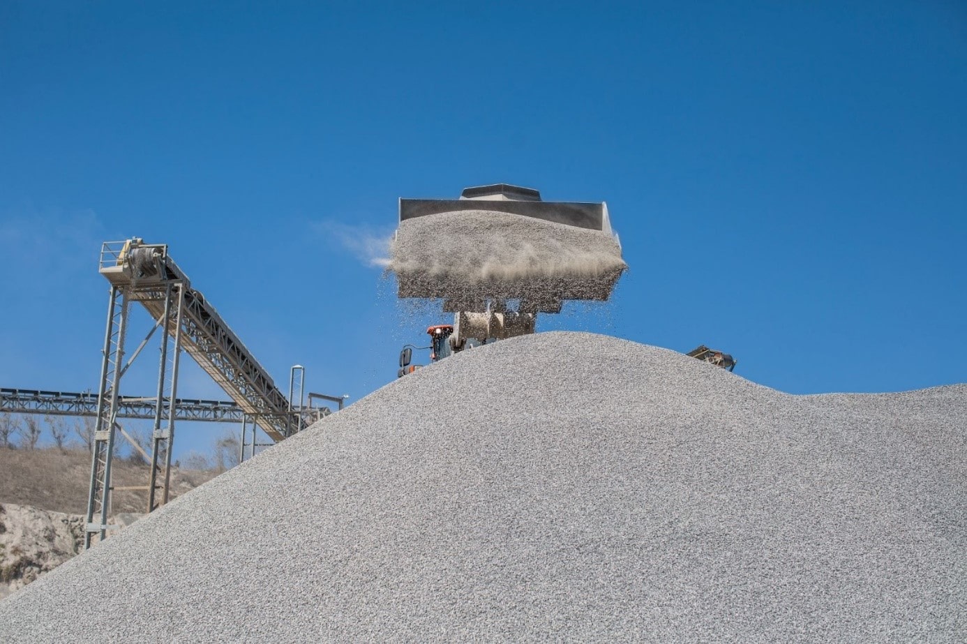 Lee más sobre el artículo Estrategias Integrales para el Control del Polvo en la Minería de Minerales Industriales